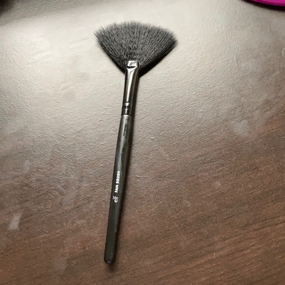 An elf fan brush